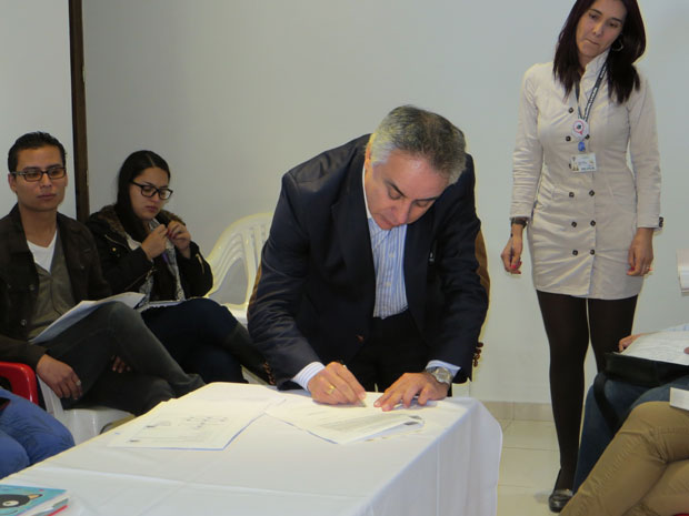 Alcalde Municipal firmó convenio que refuerza el trabajo en prevención juvenil La Calera